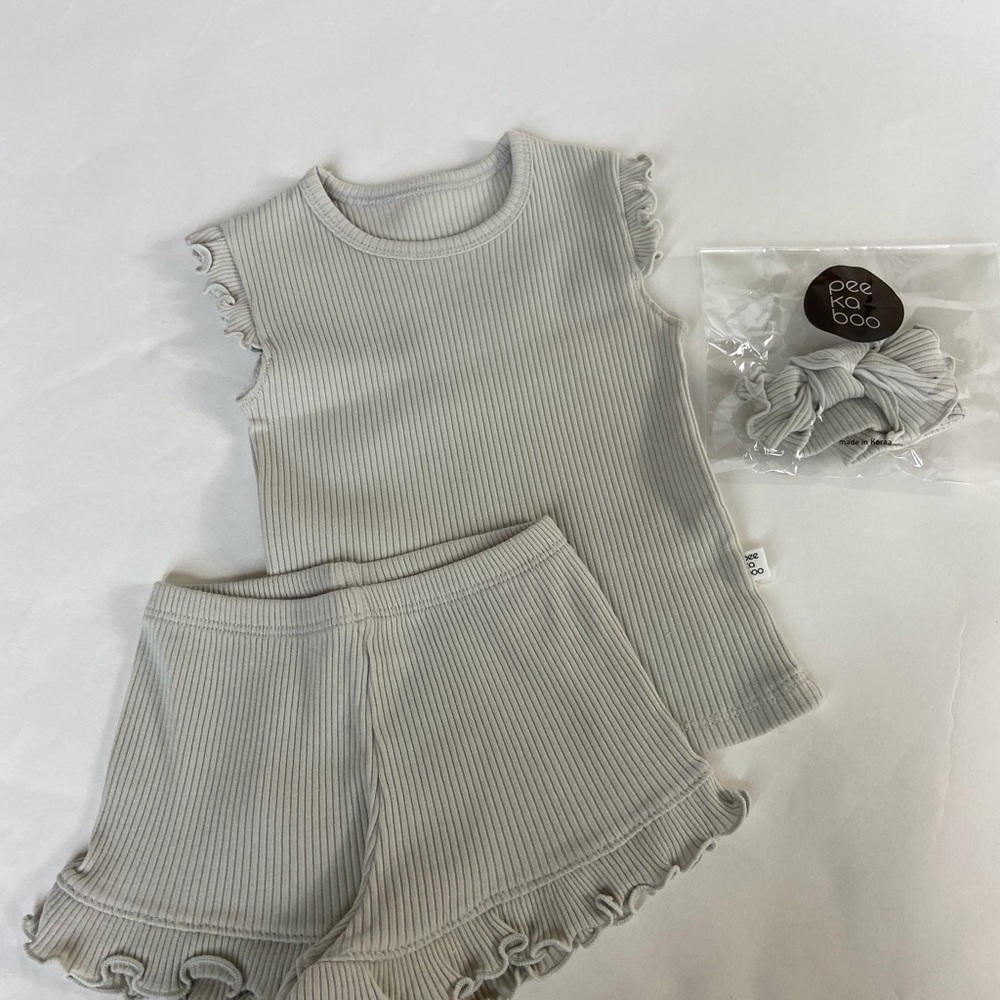 NWT Three piece toddler/ baby outfit with matching bow. Size 12 mths